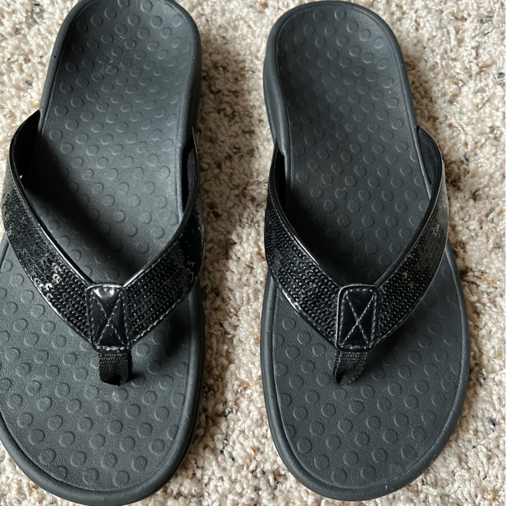 Vionic Tide II Black Sequin Flip Flops Sandals Size 9. Excellent used condition.